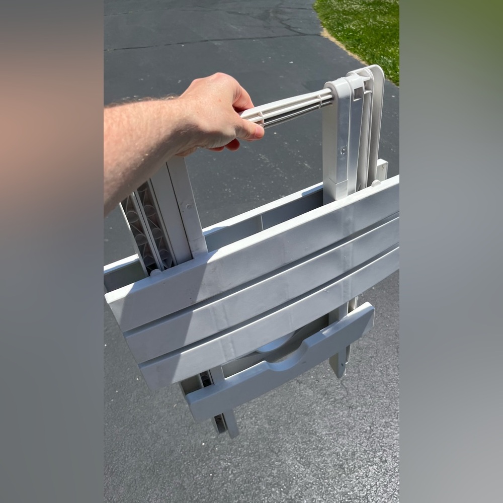 Foldable patio side table